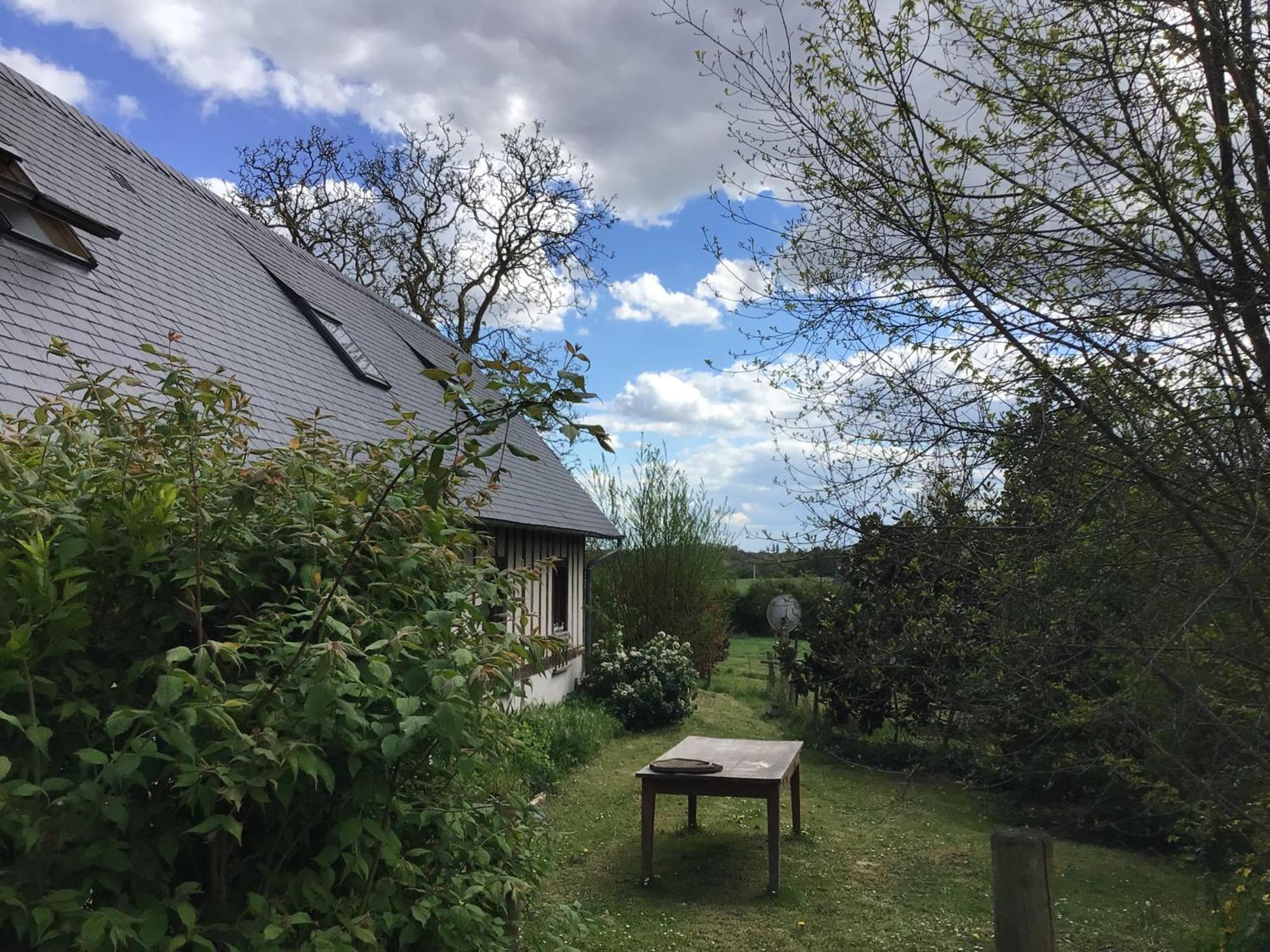 Gite Des Tournesols Ecaquelon Exterior photo